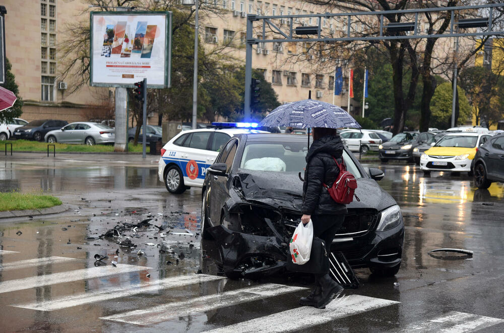 <p>Na službenom automobilu napravljena je velika materijalna šteta</p>