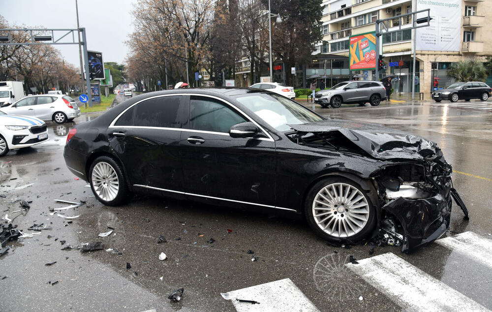 <p>Na službenom automobilu napravljena je velika materijalna šteta</p>
