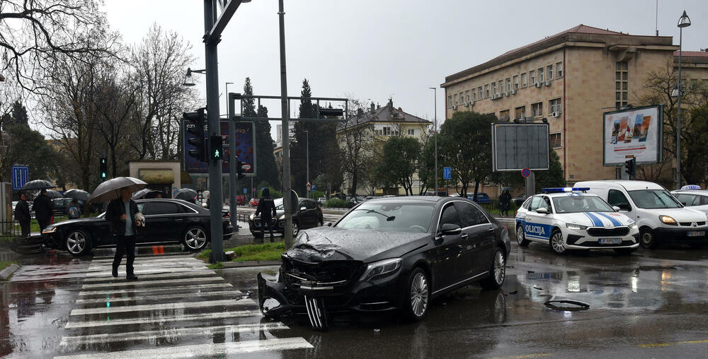 <p>Na službenom automobilu napravljena je velika materijalna šteta</p>