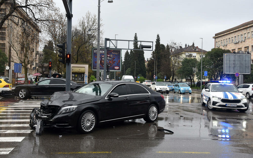 <p>Na službenom automobilu napravljena je velika materijalna šteta</p>