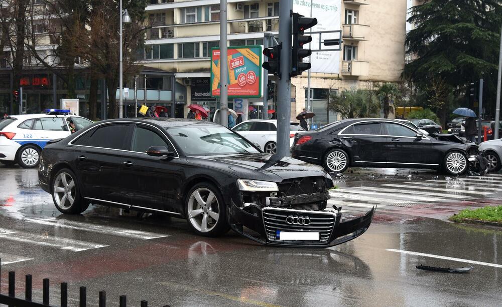 <p>Na službenom automobilu napravljena je velika materijalna šteta</p>