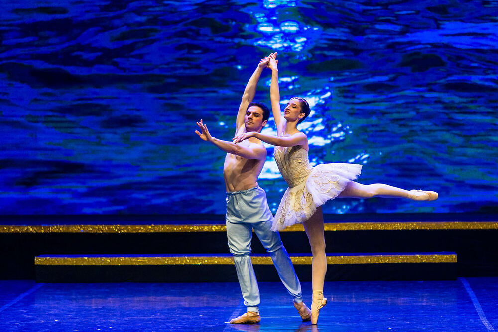 <p>Saopšteno je da originalna postavka numere “Rujna zora” zatvorila gala koncert<br /> </p>