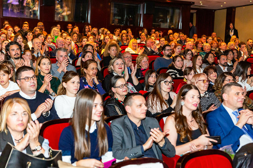 <p>Saopšteno je da originalna postavka numere “Rujna zora” zatvorila gala koncert<br /> </p>