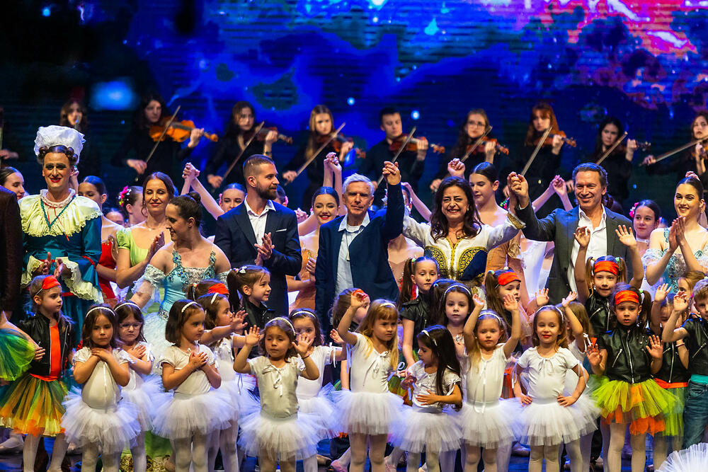 <p>Saopšteno je da originalna postavka numere “Rujna zora” zatvorila gala koncert<br /> </p>