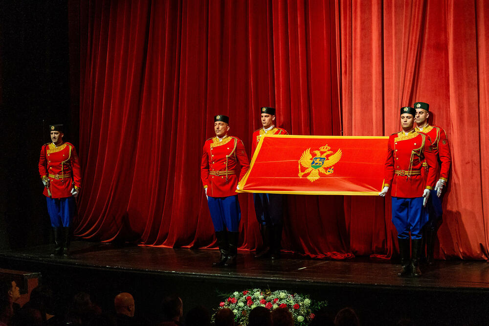 <p>Saopšteno je da originalna postavka numere “Rujna zora” zatvorila gala koncert<br /> </p>