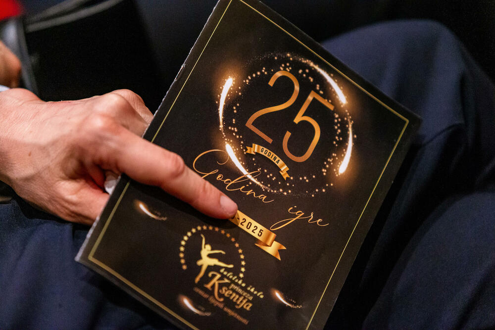 <p>Saopšteno je da originalna postavka numere “Rujna zora” zatvorila gala koncert<br /> </p>