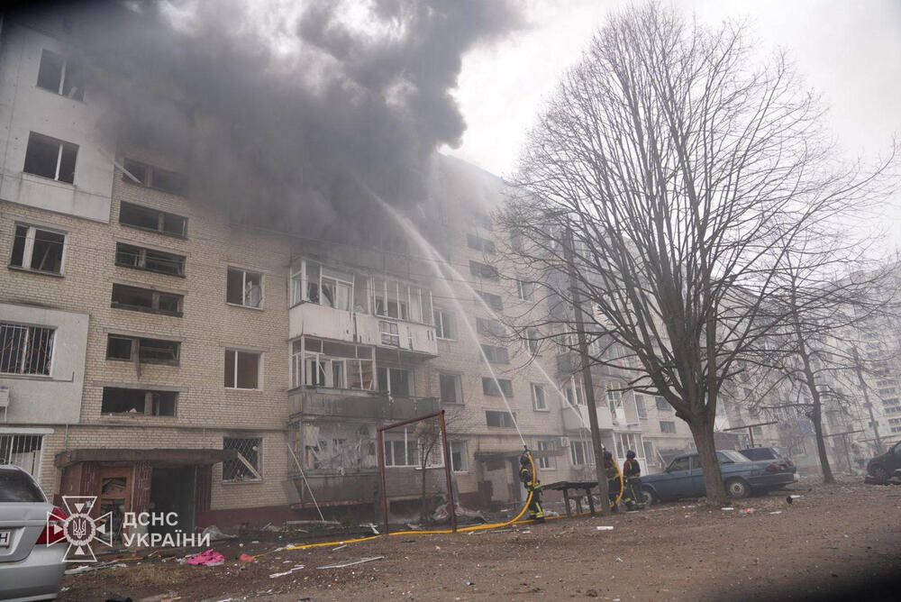 <p>Oštećeno je i nekoliko stambenih zgrada u centru grada, rekao je regionalni guverner Volodimir Artjuh</p>