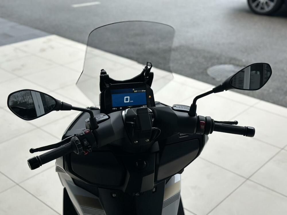 <p>Pogon je i dalje provjeren jednocilindrični motor sa snagom od <strong>25 kW (34 KS)</strong> pri <strong>7.500 o/min</strong> i maksimalnim obrtnim momentom od <strong>35 Nm</strong> pri <strong>5.750 o/min</strong>. Snaga se prenosi preko kontinuirano varijabilnog CVT mjenjača i krute powerset zadnje viljuške sa visokom torzionom čvrstoćom. Zahvaljujući najnovijoj <strong>EU-5+</strong> homologaciji, novi <strong>BMW C 400 X</strong> i <strong>BMW C 400 GT</strong> ostaju idealni saputnici za dinamičnu i bezbrižnu vožnju skuterom.</p>