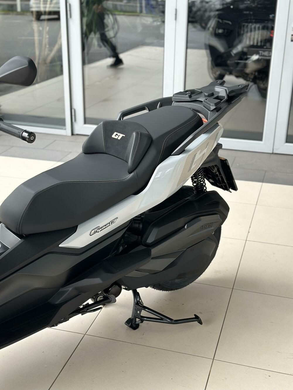 <p>Pogon je i dalje provjeren jednocilindrični motor sa snagom od <strong>25 kW (34 KS)</strong> pri <strong>7.500 o/min</strong> i maksimalnim obrtnim momentom od <strong>35 Nm</strong> pri <strong>5.750 o/min</strong>. Snaga se prenosi preko kontinuirano varijabilnog CVT mjenjača i krute powerset zadnje viljuške sa visokom torzionom čvrstoćom. Zahvaljujući najnovijoj <strong>EU-5+</strong> homologaciji, novi <strong>BMW C 400 X</strong> i <strong>BMW C 400 GT</strong> ostaju idealni saputnici za dinamičnu i bezbrižnu vožnju skuterom.</p>