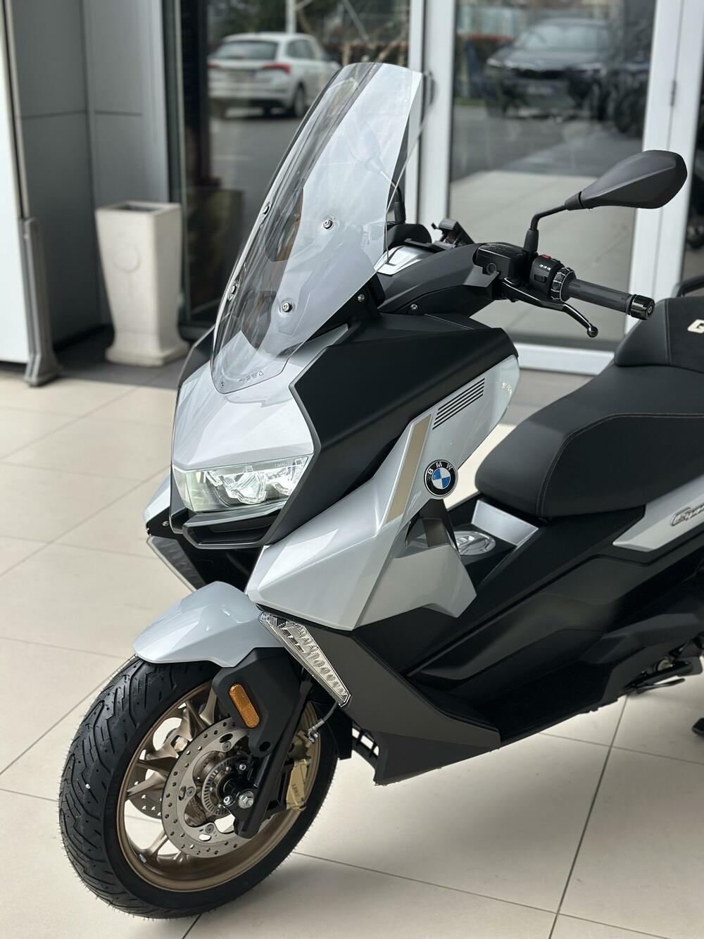 <p>Pogon je i dalje provjeren jednocilindrični motor sa snagom od <strong>25 kW (34 KS)</strong> pri <strong>7.500 o/min</strong> i maksimalnim obrtnim momentom od <strong>35 Nm</strong> pri <strong>5.750 o/min</strong>. Snaga se prenosi preko kontinuirano varijabilnog CVT mjenjača i krute powerset zadnje viljuške sa visokom torzionom čvrstoćom. Zahvaljujući najnovijoj <strong>EU-5+</strong> homologaciji, novi <strong>BMW C 400 X</strong> i <strong>BMW C 400 GT</strong> ostaju idealni saputnici za dinamičnu i bezbrižnu vožnju skuterom.</p>