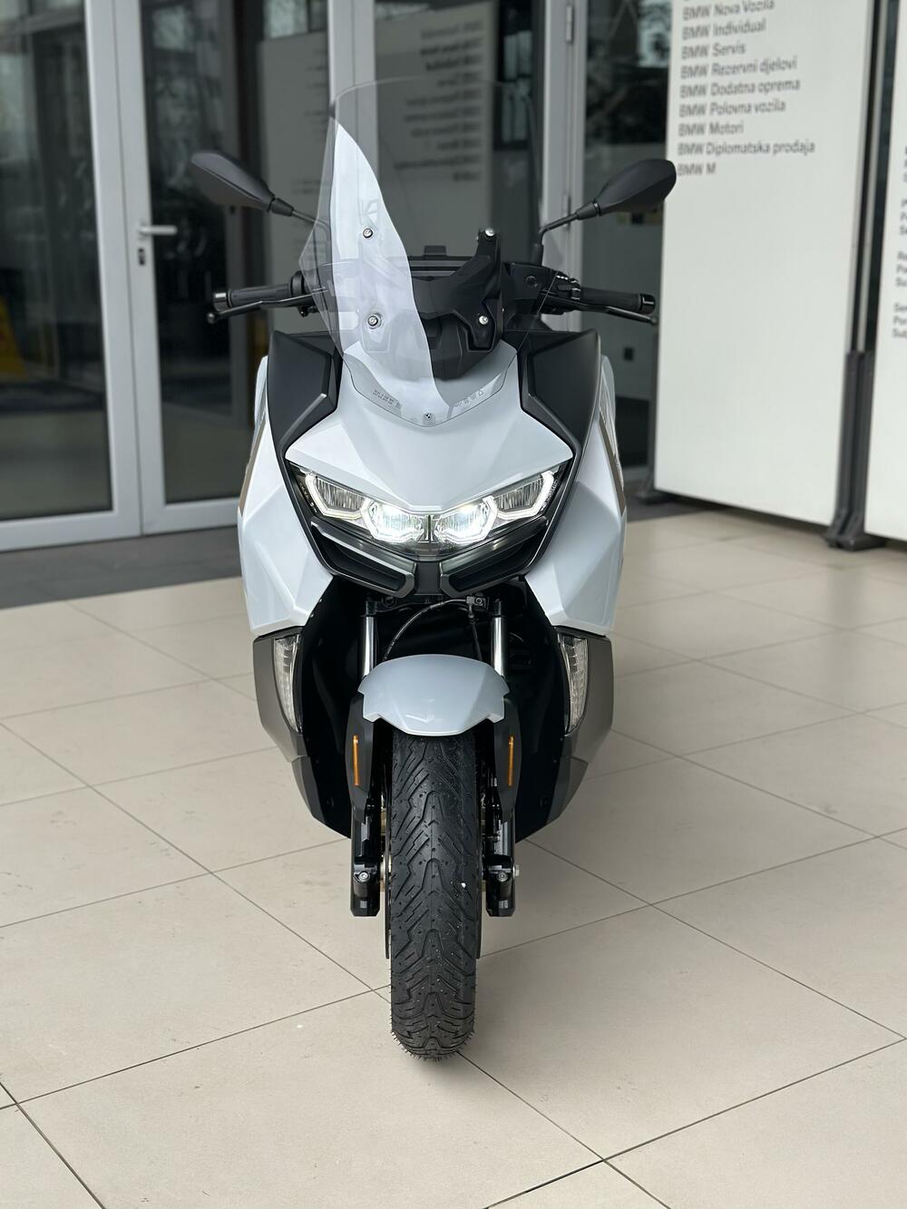 <p>Pogon je i dalje provjeren jednocilindrični motor sa snagom od <strong>25 kW (34 KS)</strong> pri <strong>7.500 o/min</strong> i maksimalnim obrtnim momentom od <strong>35 Nm</strong> pri <strong>5.750 o/min</strong>. Snaga se prenosi preko kontinuirano varijabilnog CVT mjenjača i krute powerset zadnje viljuške sa visokom torzionom čvrstoćom. Zahvaljujući najnovijoj <strong>EU-5+</strong> homologaciji, novi <strong>BMW C 400 X</strong> i <strong>BMW C 400 GT</strong> ostaju idealni saputnici za dinamičnu i bezbrižnu vožnju skuterom.</p>