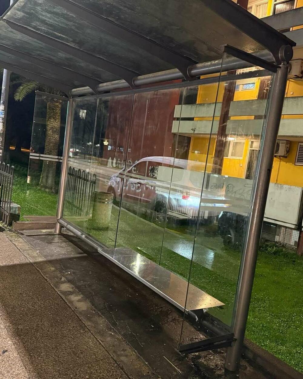 <p>Nova administracija zasukala rukave i počela sa rješavanjem problema smeća, prljavštine i komunalnog haosa, koji su "krasili" metropolu crnogorskog turizma minulog ljeta</p>