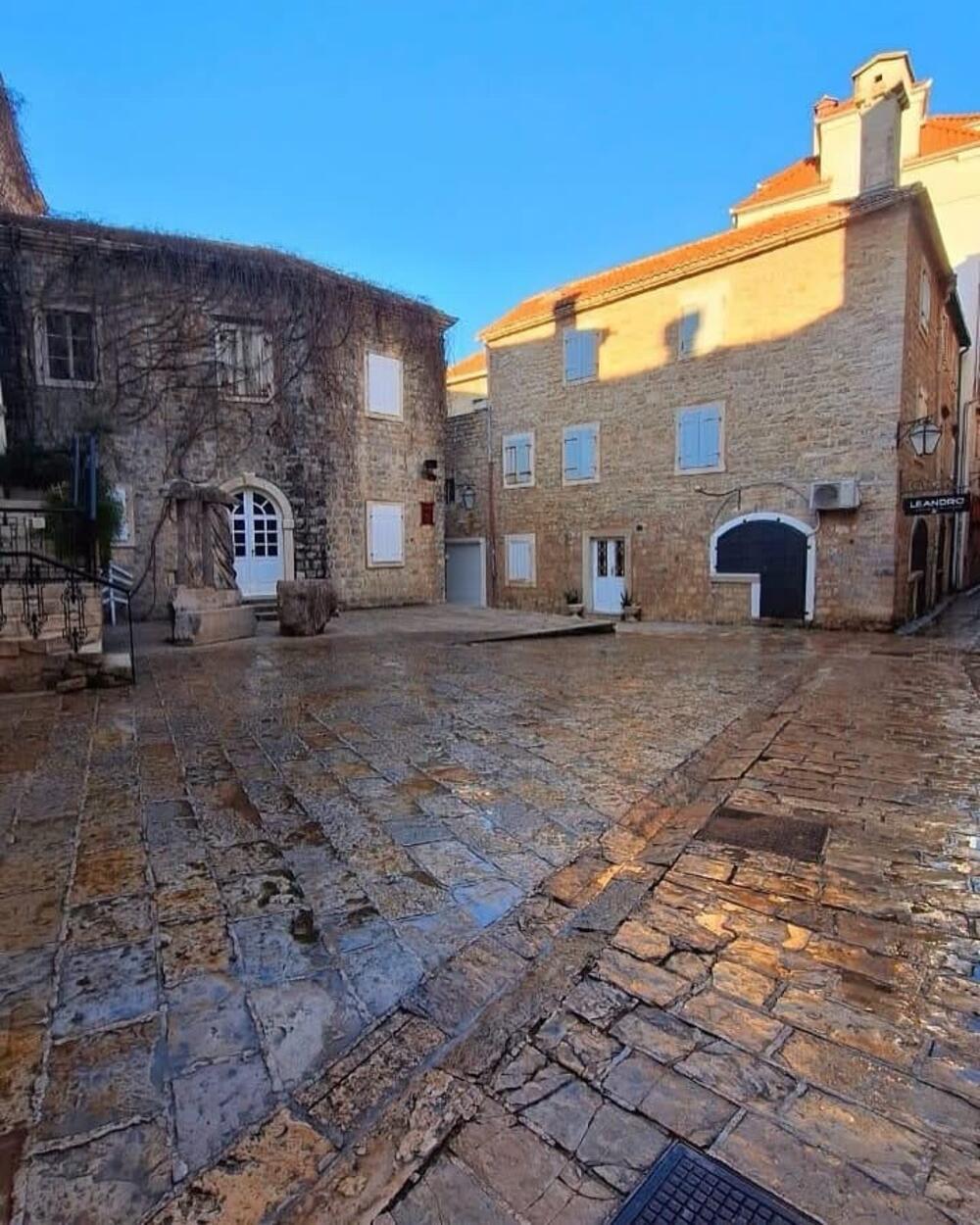 <p>Nova administracija zasukala rukave i počela sa rješavanjem problema smeća, prljavštine i komunalnog haosa, koji su "krasili" metropolu crnogorskog turizma minulog ljeta</p>