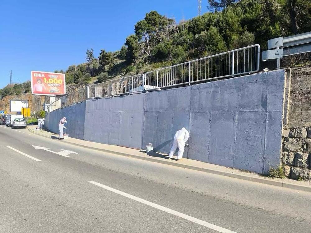 <p>Nova administracija zasukala rukave i počela sa rješavanjem problema smeća, prljavštine i komunalnog haosa, koji su "krasili" metropolu crnogorskog turizma minulog ljeta</p>