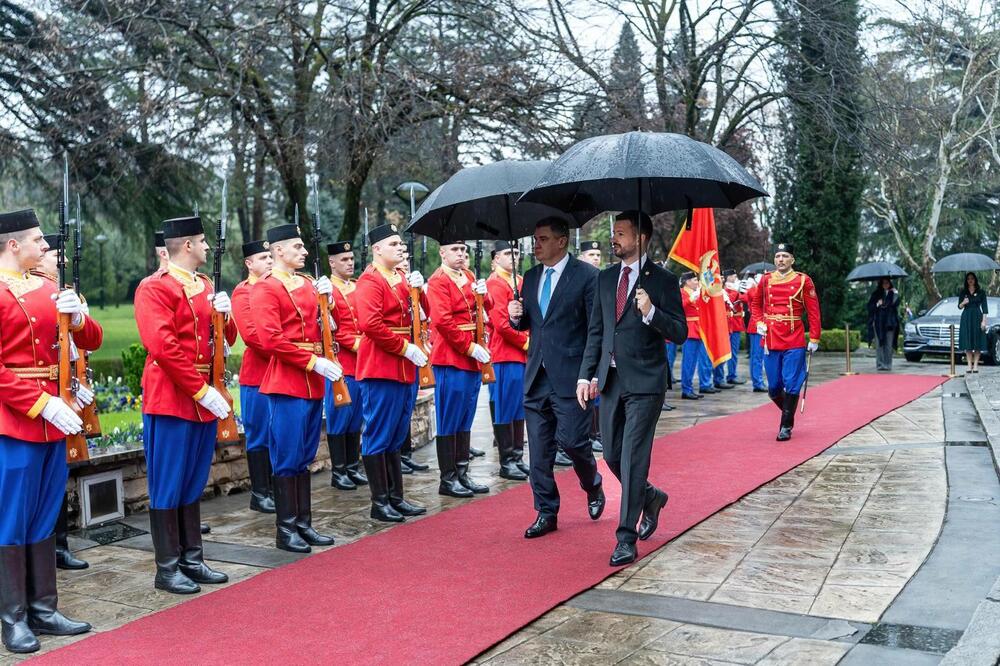 <p>Milanovića je u Vili Gorica uz najviše državne i vojne počasti dočekao Milatović</p>