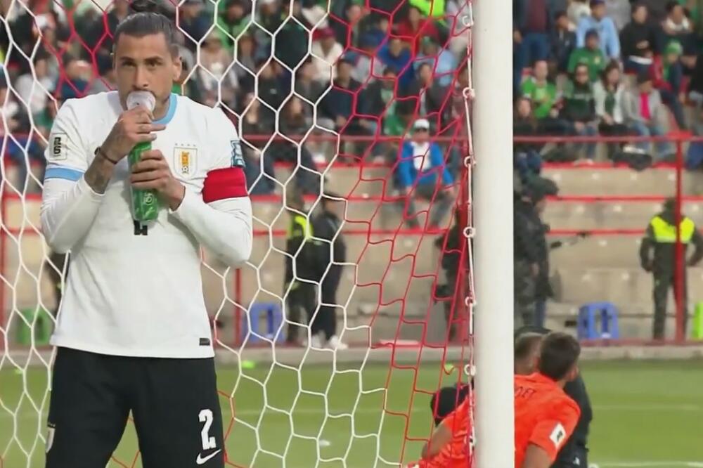 Hose Marija Himes je morao da uzima kiseonik tokom meča, Foto: Printscreen X