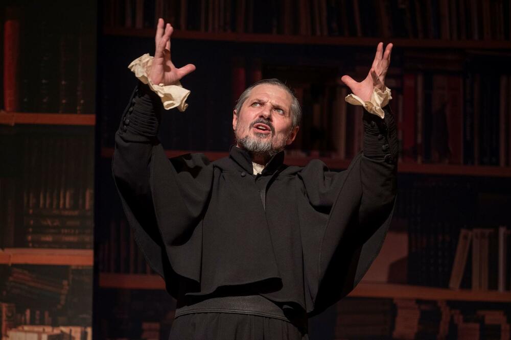 Nebojša Dugalić u predstavi "Nadpop Kojović", Foto: Duško Miljanić