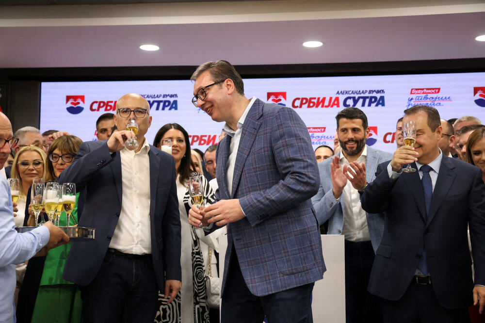 Čeka da mu predlože mandatara: Vučić sa odlazećim premijerom Vučevićem i koalicionim partnerima slavi pobjedu na lokalnim izborima u Beogradu u junu 2024., Foto: REUTERS