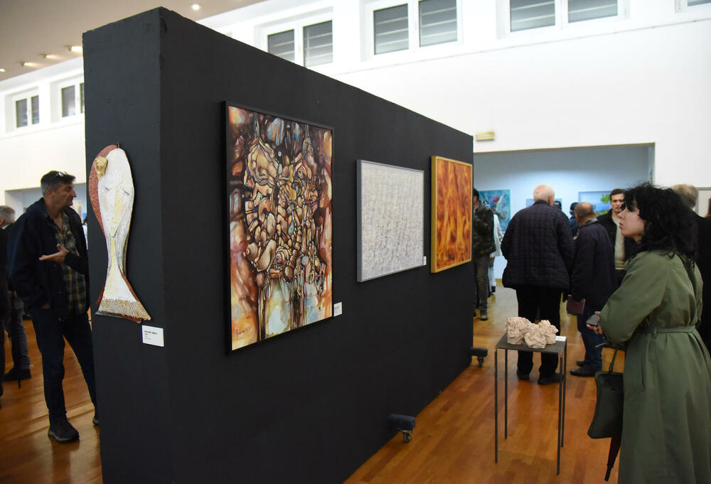 <p>Osamdeseta tradicionalna izložba otvorena večeras u Umjetničkom paviljonu u Podgorici</p>