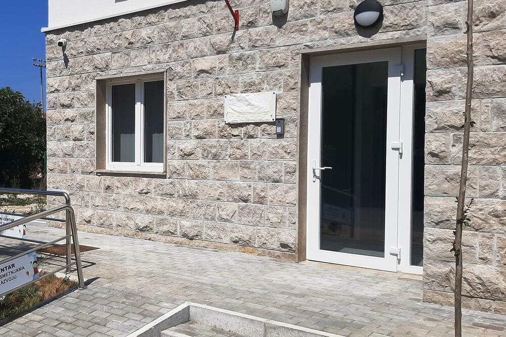 Ulaz u JU Dnevni centar Tivat, Foto: Siniša Luković