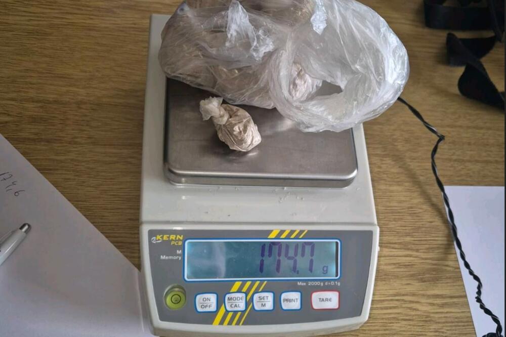 Pronađena pakovanja heroina, Foto: Uprava policije