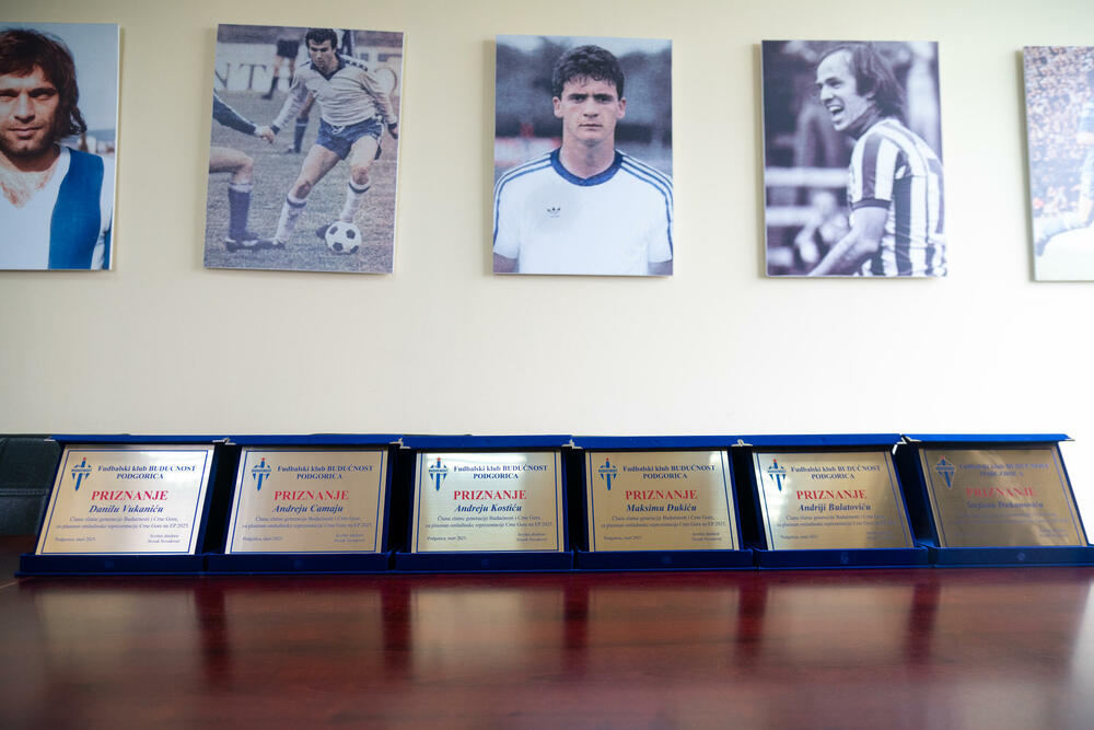 <p>Andrija Bulatović, Danilo Vukanić, Andrej Camaj, Andrej Kostić, Maksim Đukić i Stefan Đukanović su članovi Budućnosti, kroz čiju omladinsku školu su prošli i debitovali za prvi tim i Zarija Kumburović, Bodin Tomašević, Vasilije Adžić, Lazar Maraš i Marko Perović</p>