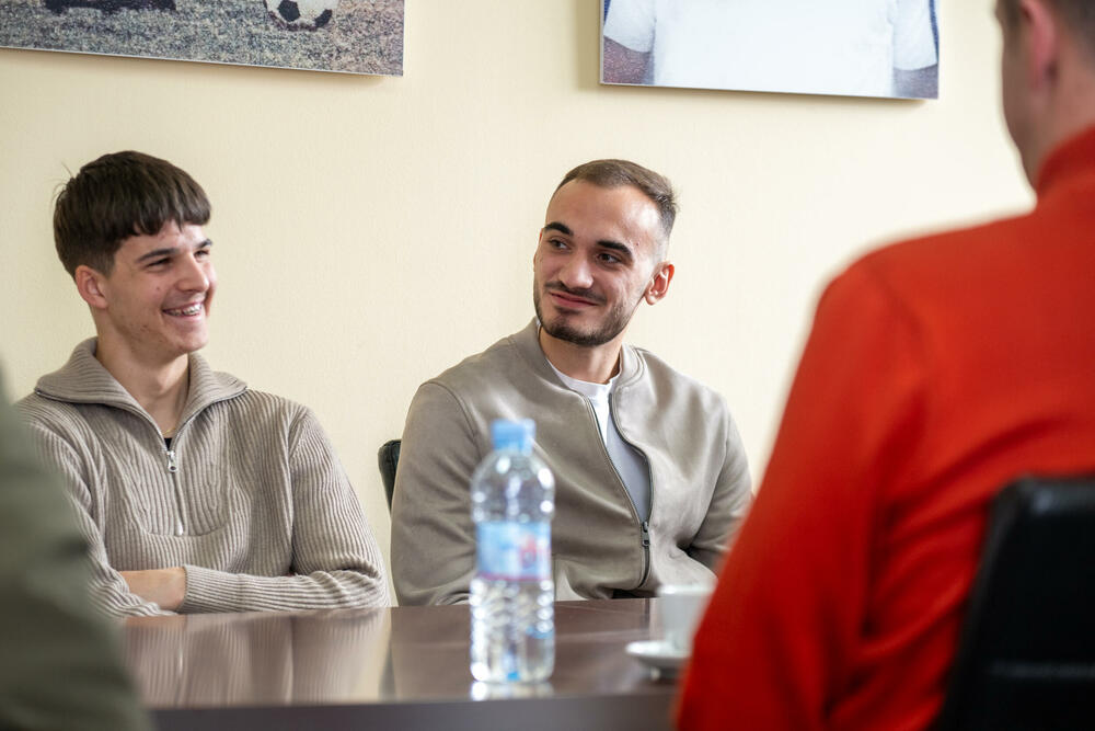 <p>Andrija Bulatović, Danilo Vukanić, Andrej Camaj, Andrej Kostić, Maksim Đukić i Stefan Đukanović su članovi Budućnosti, kroz čiju omladinsku školu su prošli i debitovali za prvi tim i Zarija Kumburović, Bodin Tomašević, Vasilije Adžić, Lazar Maraš i Marko Perović</p>