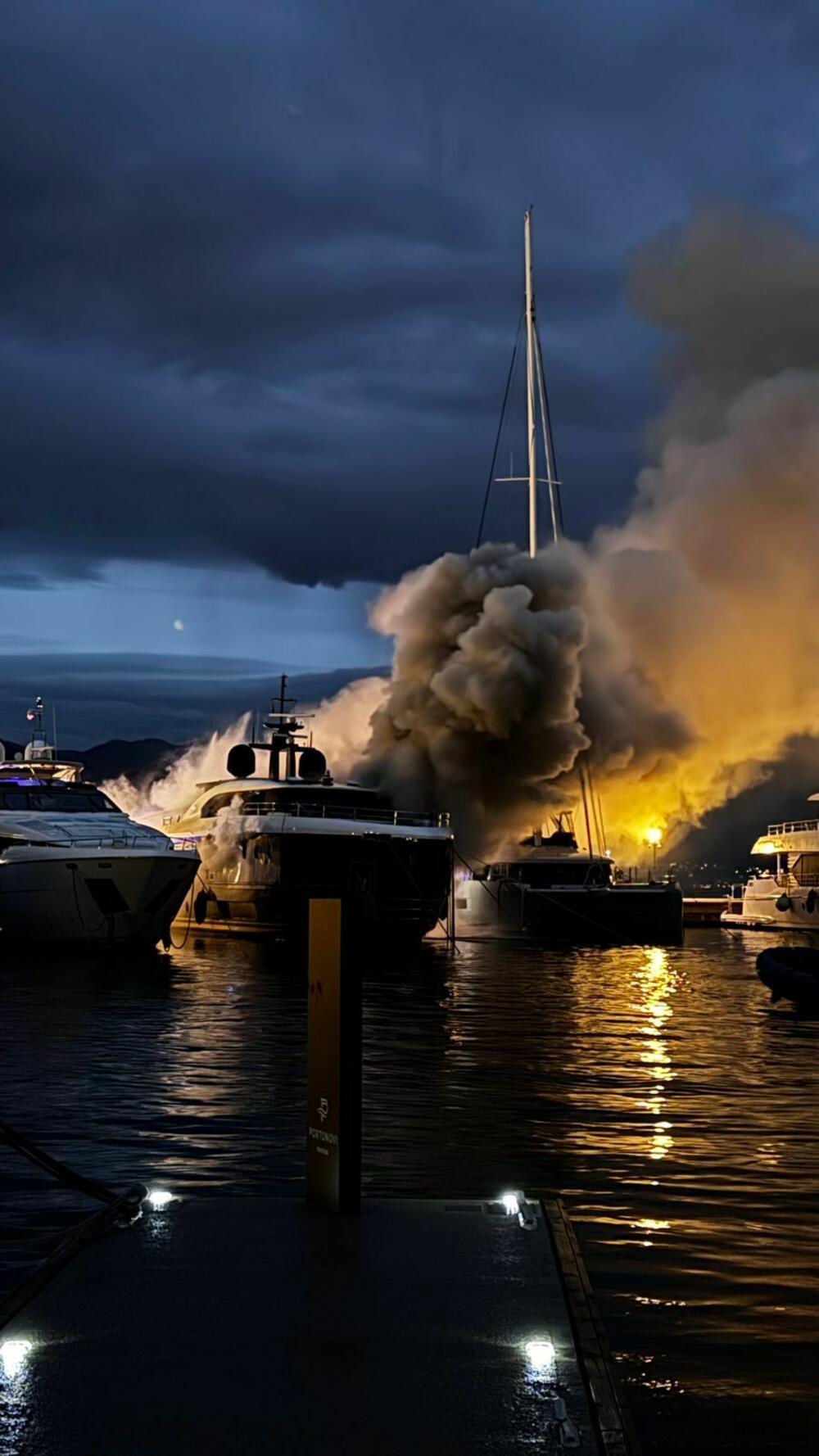 Jahta potpuno uništena u požaru