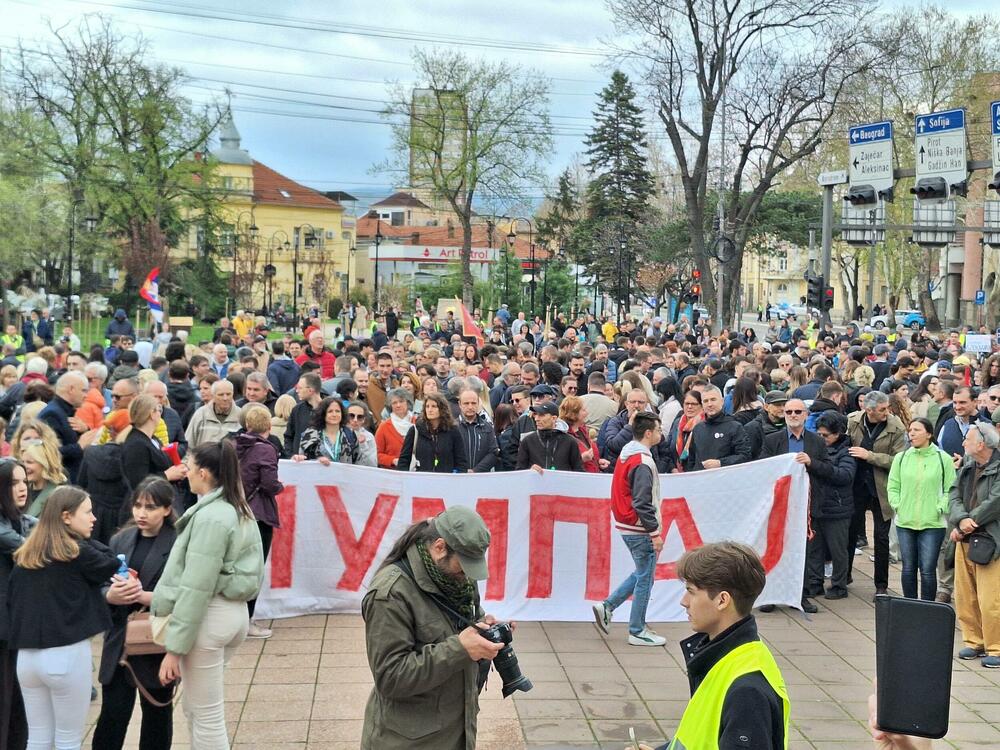 <p>Student Filozofskog fakulteta Đorđe Petrović rekao je da su se studenti i građani Niša okupili zbog kolektivne odgovornosti za ono što se desilo</p>