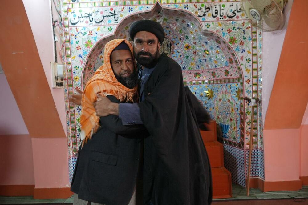 Saied Mazhar Ali Abas, šiitski mula u zajedničkoj džamiji Piri (desno), grli sunitskog mulu Muhameda Šakila iz susjedne džamije, Foto: BBC