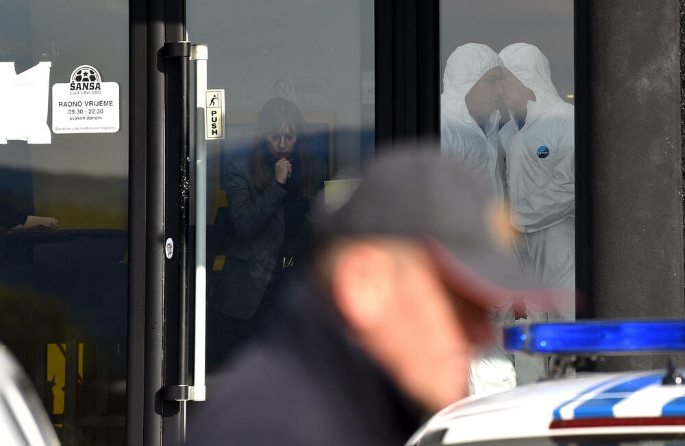 <p>Kako se sumnja, došlo je do upotrebe vatrenog oružja u jednom ugostiteljskom objektu gdje je Z.N.(44) kojem je prethodno ime glasilo na Z.A., od zadobijenih povreda preminuo u Kliničkom centru Crne Gore</p>