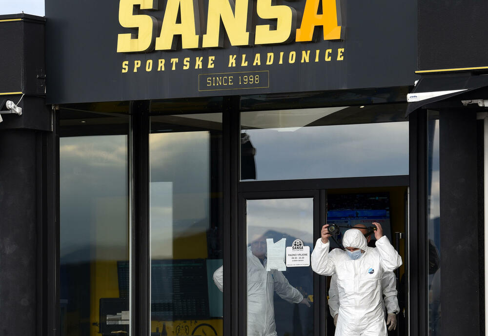 <p>Kako se sumnja, došlo je do upotrebe vatrenog oružja u jednom ugostiteljskom objektu gdje je Z.N.(44) kojem je prethodno ime glasilo na Z.A., od zadobijenih povreda preminuo u Kliničkom centru Crne Gore</p>