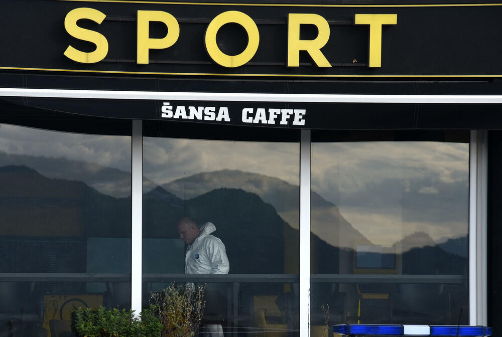 <p>Kako se sumnja, došlo je do upotrebe vatrenog oružja u jednom ugostiteljskom objektu gdje je Z.N.(44) kojem je prethodno ime glasilo na Z.A., od zadobijenih povreda preminuo u Kliničkom centru Crne Gore</p>