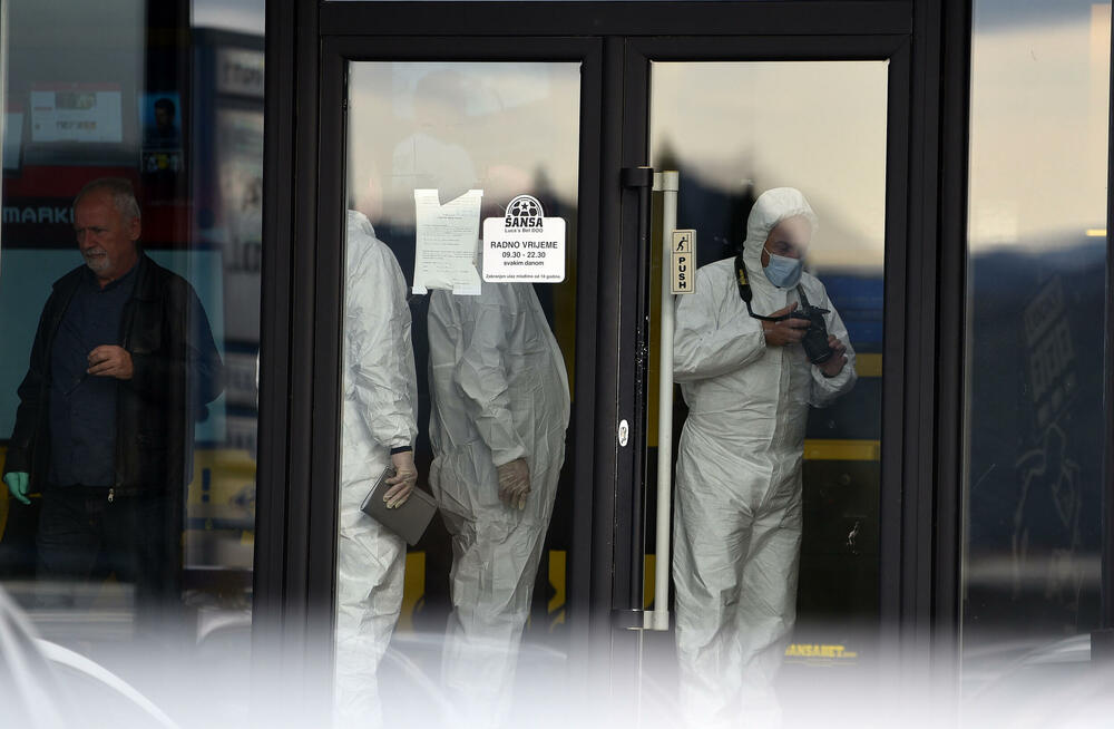 <p>Kako se sumnja, došlo je do upotrebe vatrenog oružja u jednom ugostiteljskom objektu gdje je Z.N.(44) kojem je prethodno ime glasilo na Z.A., od zadobijenih povreda preminuo u Kliničkom centru Crne Gore</p>