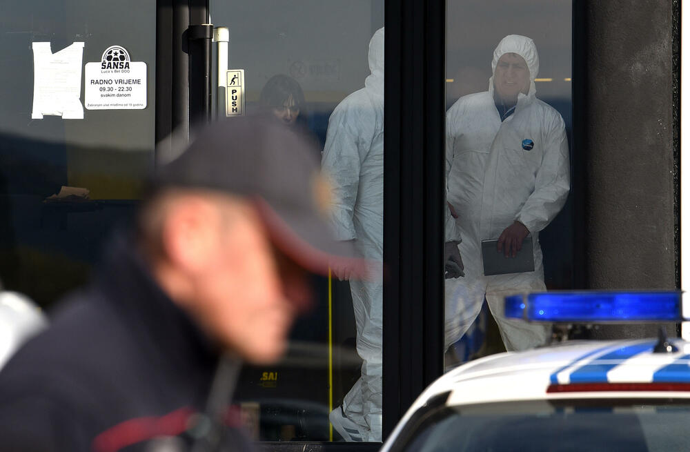 <p>Kako se sumnja, došlo je do upotrebe vatrenog oružja u jednom ugostiteljskom objektu gdje je Z.N.(44) kojem je prethodno ime glasilo na Z.A., od zadobijenih povreda preminuo u Kliničkom centru Crne Gore</p>