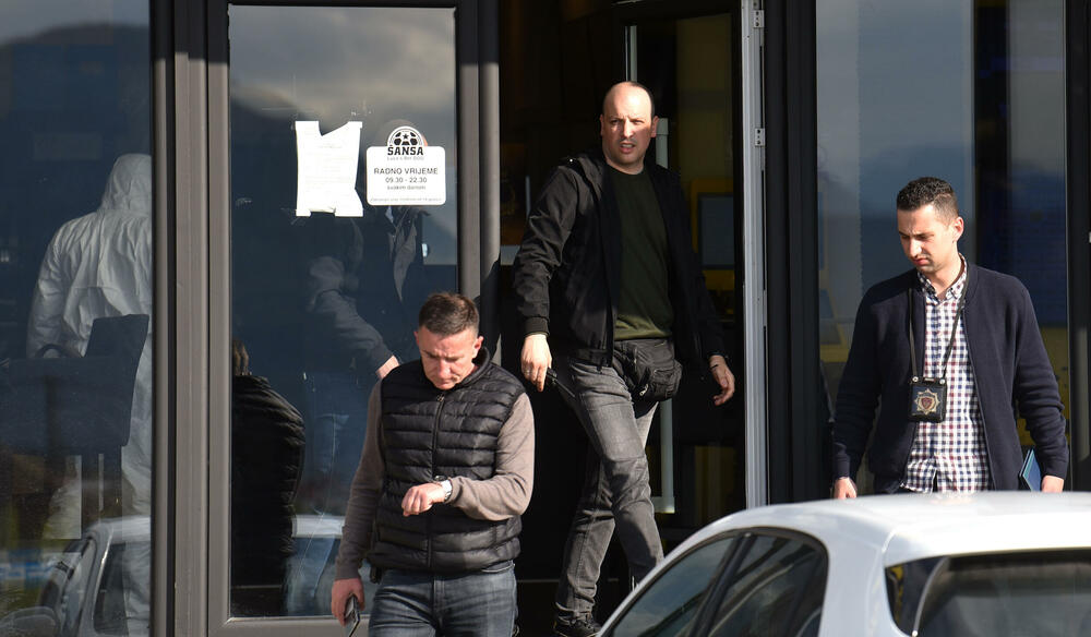 <p>Kako se sumnja, došlo je do upotrebe vatrenog oružja u jednom ugostiteljskom objektu gdje je Z.N.(44) kojem je prethodno ime glasilo na Z.A., od zadobijenih povreda preminuo u Kliničkom centru Crne Gore</p>