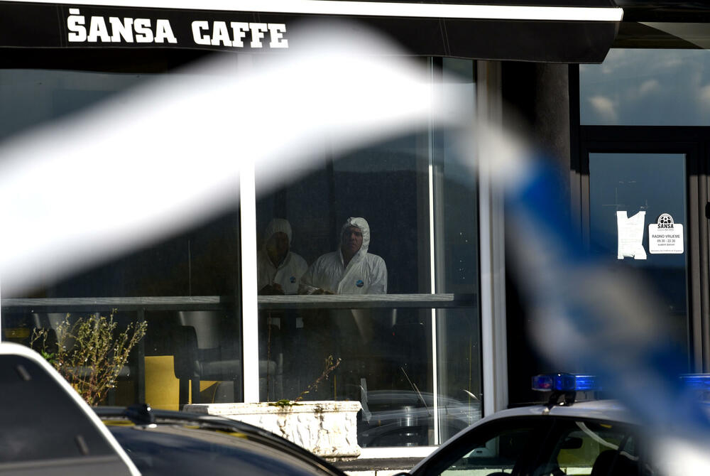 <p>Kako se sumnja, došlo je do upotrebe vatrenog oružja u jednom ugostiteljskom objektu gdje je Z.N.(44) kojem je prethodno ime glasilo na Z.A., od zadobijenih povreda preminuo u Kliničkom centru Crne Gore</p>