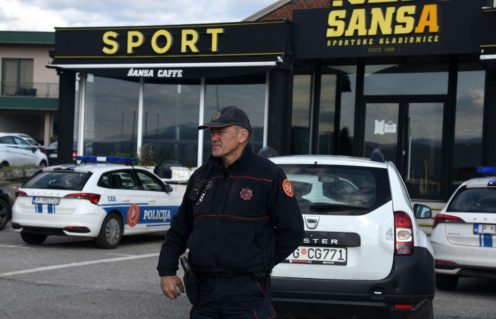 <p>Kako se sumnja, došlo je do upotrebe vatrenog oružja u jednom ugostiteljskom objektu gdje je Z.N.(44) kojem je prethodno ime glasilo na Z.A., od zadobijenih povreda preminuo u Kliničkom centru Crne Gore</p>