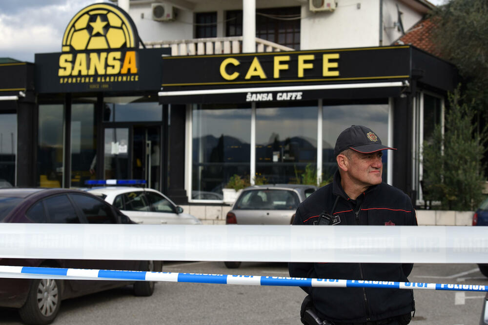 <p>Kako se sumnja, došlo je do upotrebe vatrenog oružja u jednom ugostiteljskom objektu gdje je Z.N.(44) kojem je prethodno ime glasilo na Z.A., od zadobijenih povreda preminuo u Kliničkom centru Crne Gore</p>