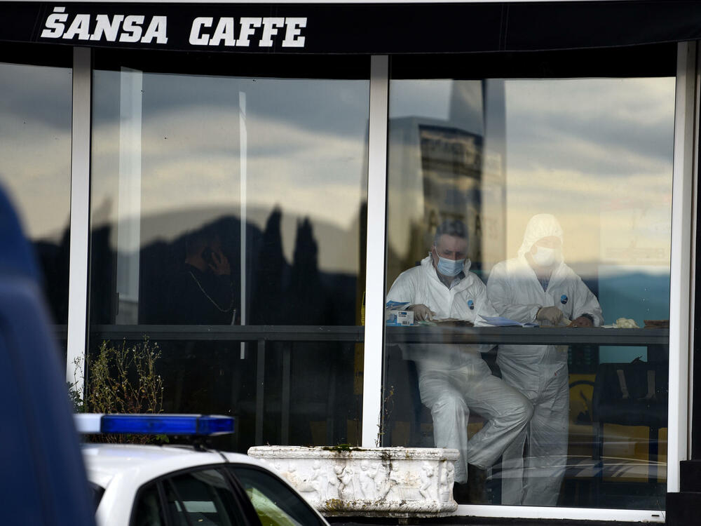 <p>Kako se sumnja, došlo je do upotrebe vatrenog oružja u jednom ugostiteljskom objektu gdje je Z.N.(44) kojem je prethodno ime glasilo na Z.A., od zadobijenih povreda preminuo u Kliničkom centru Crne Gore</p>