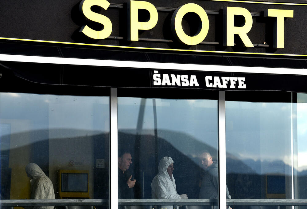 <p>Kako se sumnja, došlo je do upotrebe vatrenog oružja u jednom ugostiteljskom objektu gdje je Z.N.(44) kojem je prethodno ime glasilo na Z.A., od zadobijenih povreda preminuo u Kliničkom centru Crne Gore</p>