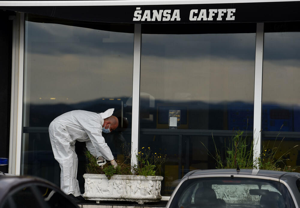 <p>Kako se sumnja, došlo je do upotrebe vatrenog oružja u jednom ugostiteljskom objektu gdje je Z.N.(44) kojem je prethodno ime glasilo na Z.A., od zadobijenih povreda preminuo u Kliničkom centru Crne Gore</p>