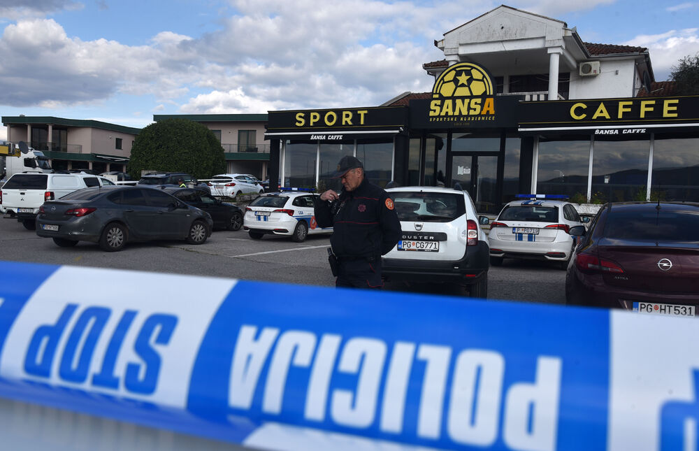 <p>Kako se sumnja, došlo je do upotrebe vatrenog oružja u jednom ugostiteljskom objektu gdje je Z.N.(44) kojem je prethodno ime glasilo na Z.A., od zadobijenih povreda preminuo u Kliničkom centru Crne Gore</p>