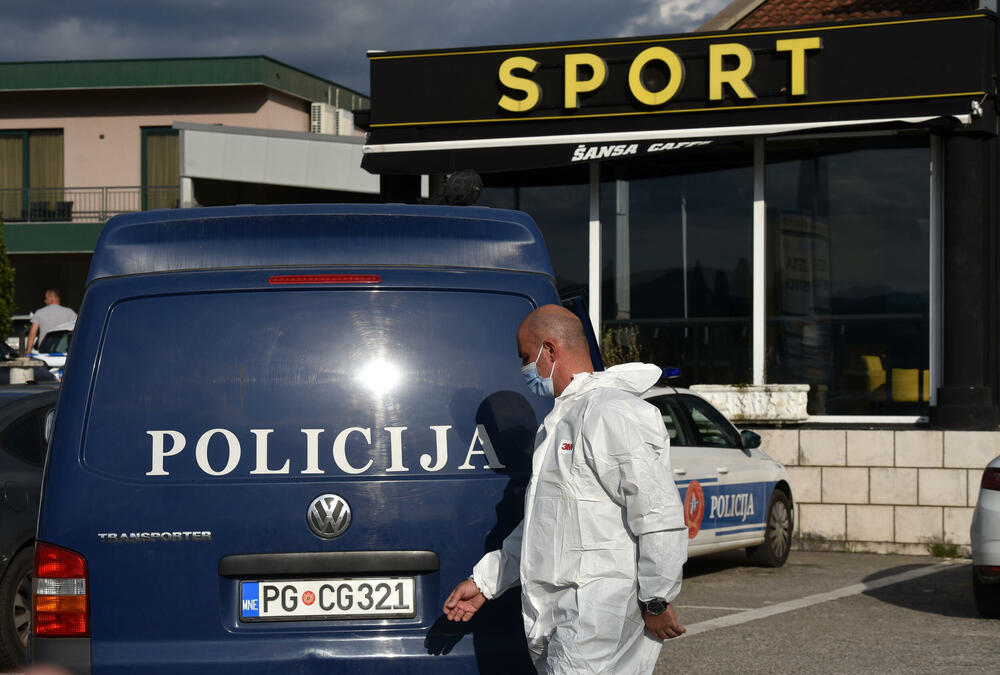 <p>Kako se sumnja, došlo je do upotrebe vatrenog oružja u jednom ugostiteljskom objektu gdje je Z.N.(44) kojem je prethodno ime glasilo na Z.A., od zadobijenih povreda preminuo u Kliničkom centru Crne Gore</p>