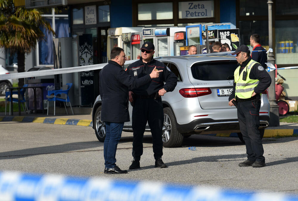 <p>Kako se sumnja, došlo je do upotrebe vatrenog oružja u jednom ugostiteljskom objektu gdje je Z.N.(44) kojem je prethodno ime glasilo na Z.A., od zadobijenih povreda preminuo u Kliničkom centru Crne Gore</p>