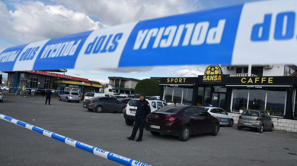 <p>Kako se sumnja, došlo je do upotrebe vatrenog oružja u jednom ugostiteljskom objektu gdje je Z.N.(44) kojem je prethodno ime glasilo na Z.A., od zadobijenih povreda preminuo u Kliničkom centru Crne Gore</p>