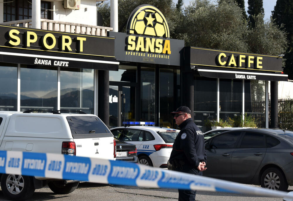 <p>Kako se sumnja, došlo je do upotrebe vatrenog oružja u jednom ugostiteljskom objektu gdje je Z.N.(44) kojem je prethodno ime glasilo na Z.A., od zadobijenih povreda preminuo u Kliničkom centru Crne Gore</p>