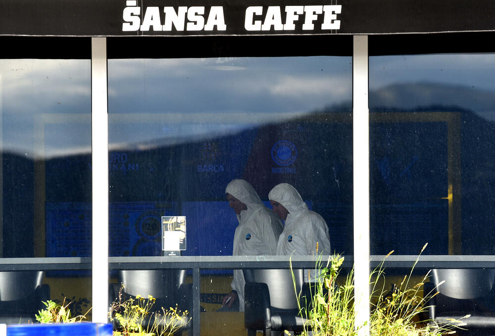 <p>Kako se sumnja, došlo je do upotrebe vatrenog oružja u jednom ugostiteljskom objektu gdje je Z.N.(44) kojem je prethodno ime glasilo na Z.A., od zadobijenih povreda preminuo u Kliničkom centru Crne Gore</p>