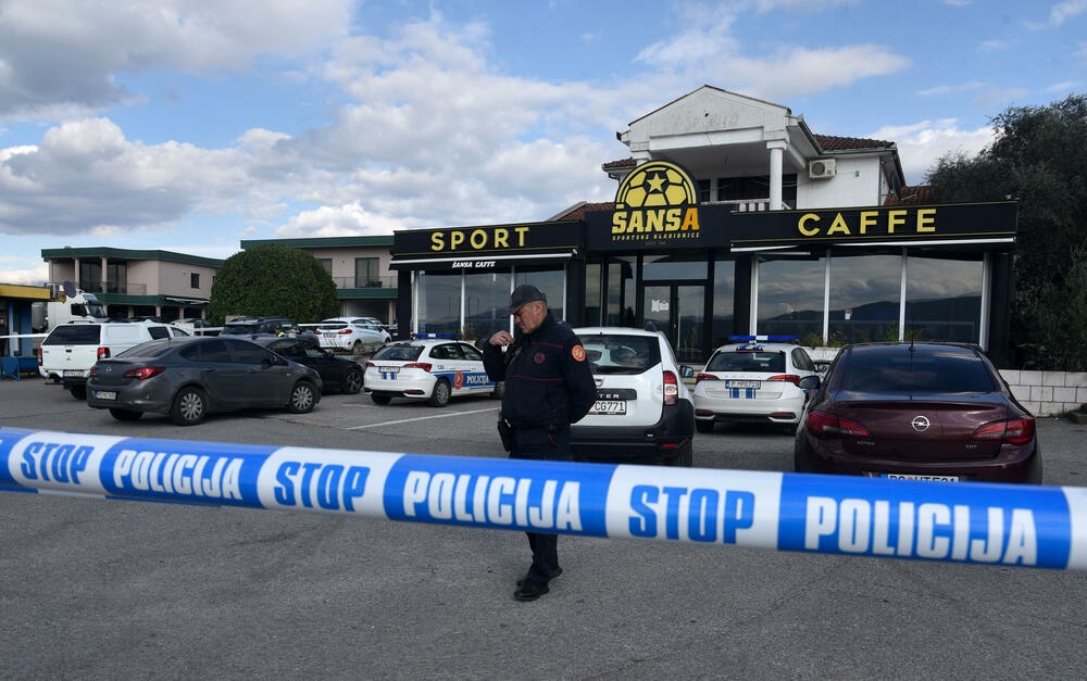 <p>Kako se sumnja, došlo je do upotrebe vatrenog oružja u jednom ugostiteljskom objektu gdje je Z.N.(44) kojem je prethodno ime glasilo na Z.A., od zadobijenih povreda preminuo u Kliničkom centru Crne Gore</p>