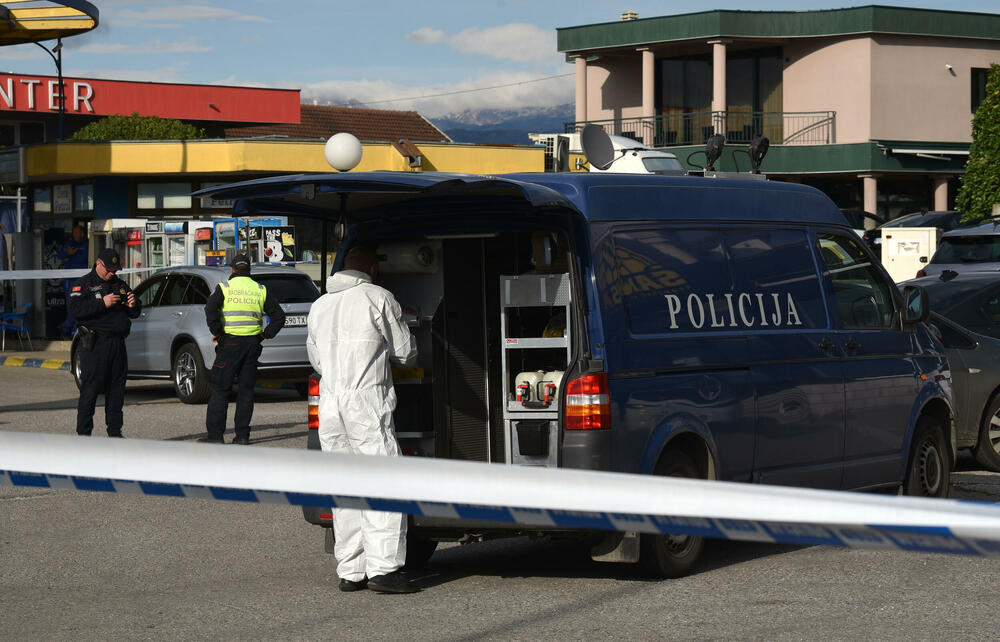 <p>Kako se sumnja, došlo je do upotrebe vatrenog oružja u jednom ugostiteljskom objektu gdje je Z.N.(44) kojem je prethodno ime glasilo na Z.A., od zadobijenih povreda preminuo u Kliničkom centru Crne Gore</p>